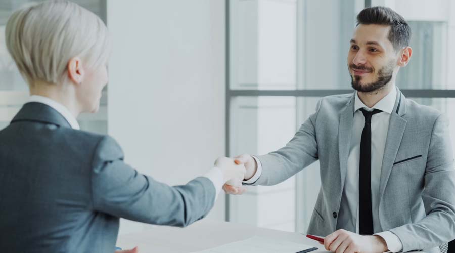 Dua pemimpin bisnis berjabat tangan sebagai simbol kepercayaan dalam relasi bisnis