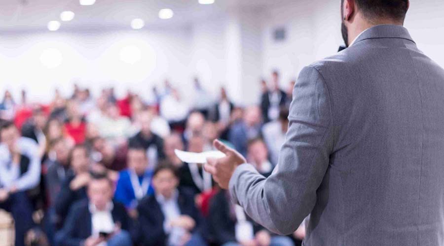 Para pemimpin bisnis berinteraksi dalam event eksklusif komunitas