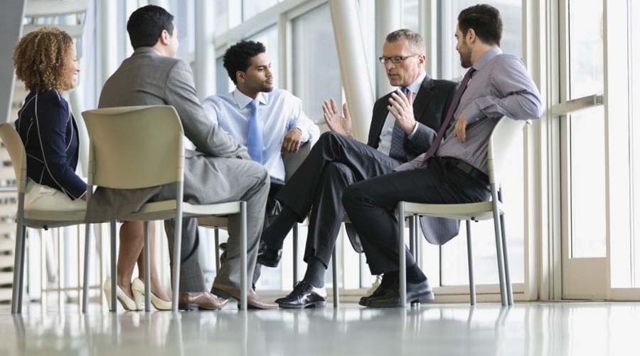 Pemimpin bisnis mengevaluasi tanda peringatan sebelum bergabung komunitas